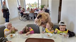 Návšteva seniorov a detí z jaslí v kultúrnom centre